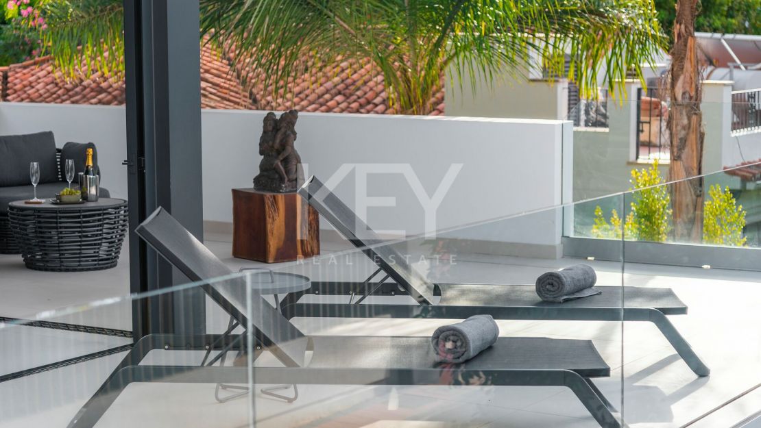 Contemporary beachside Villa with rooftop terrace, heated pool, and panoramic sea views close to Puerto Banús in Rio Verde, Marbella Golden Mile