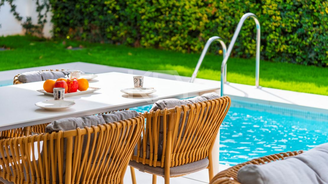 Contemporary beachside Villa with rooftop terrace, heated pool, and panoramic sea views close to Puerto Banús in Rio Verde, Marbella Golden Mile
