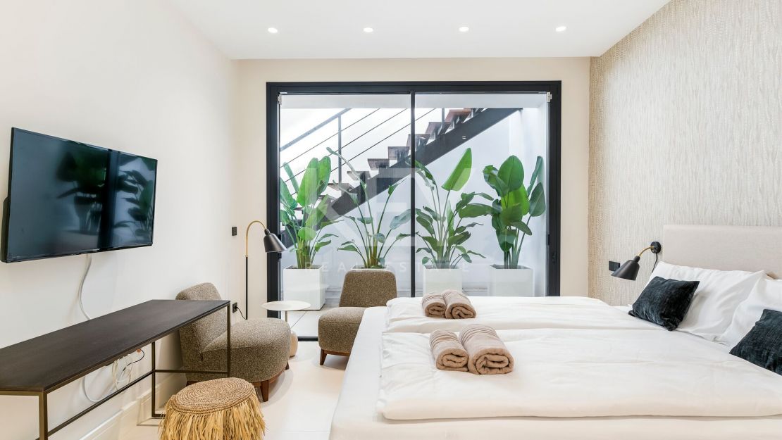 Contemporary beachside Villa with rooftop terrace, heated pool, and panoramic sea views close to Puerto Banús in Rio Verde, Marbella Golden Mile