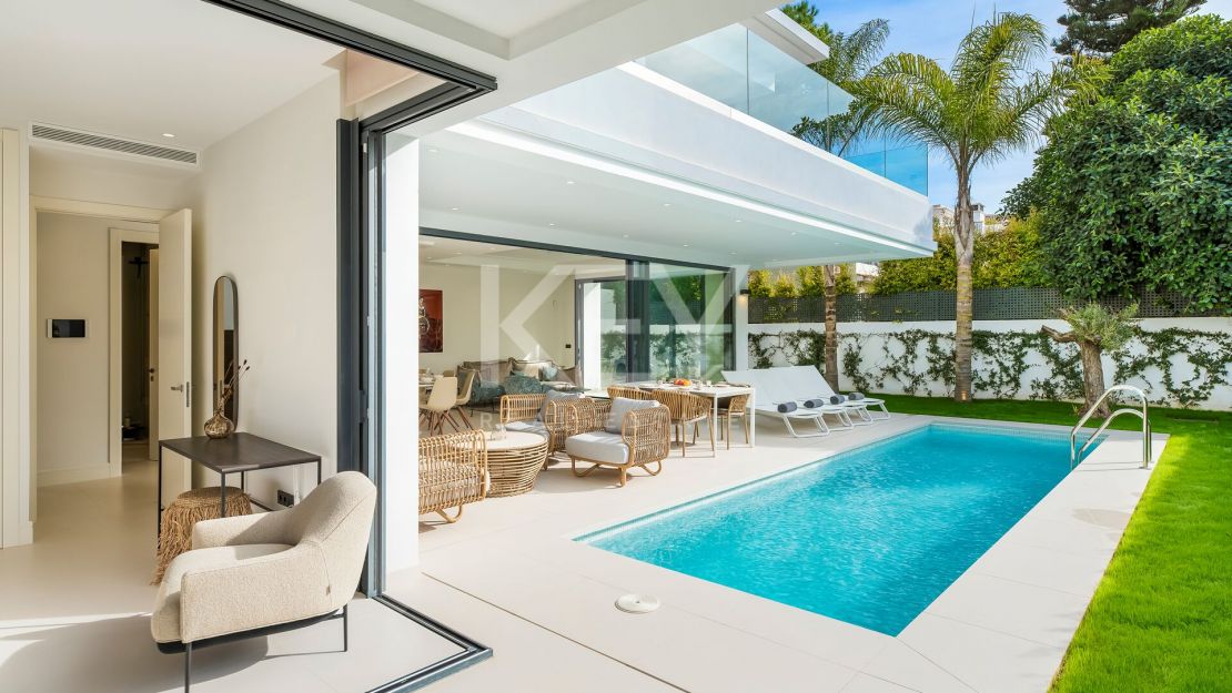 Contemporary beachside Villa with rooftop terrace, heated pool, and panoramic sea views close to Puerto Banús in Rio Verde, Marbella Golden Mile