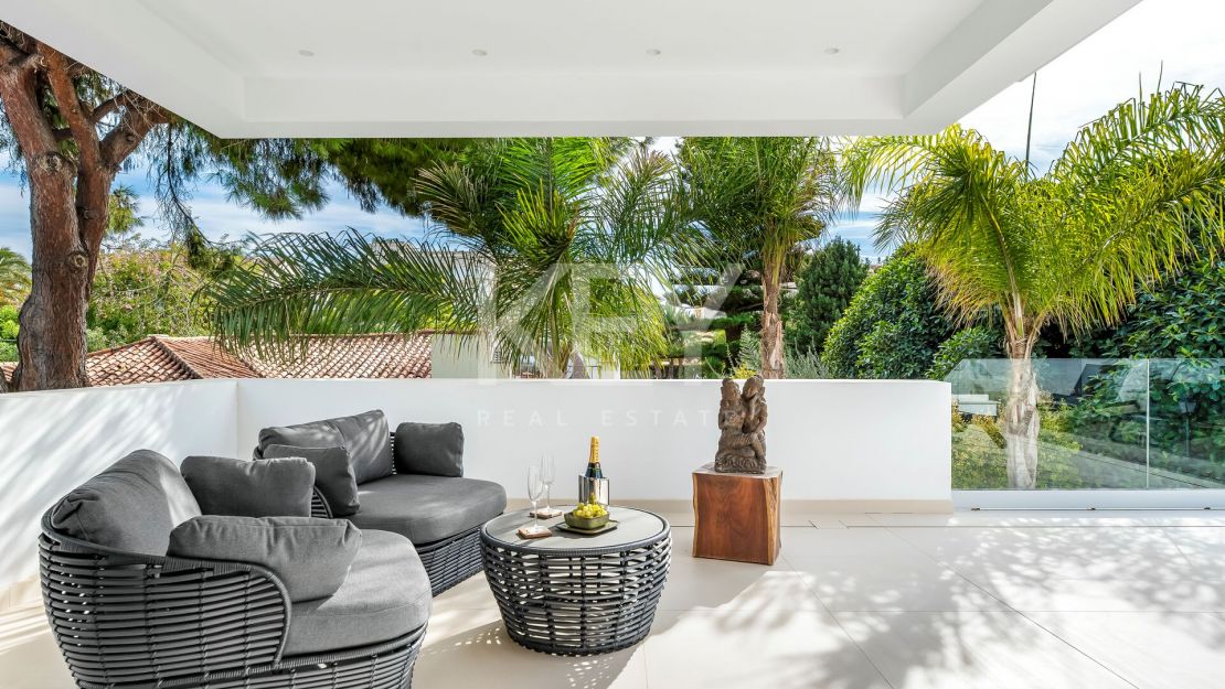 Contemporary beachside Villa with rooftop terrace, heated pool, and panoramic sea views close to Puerto Banús in Rio Verde, Marbella Golden Mile