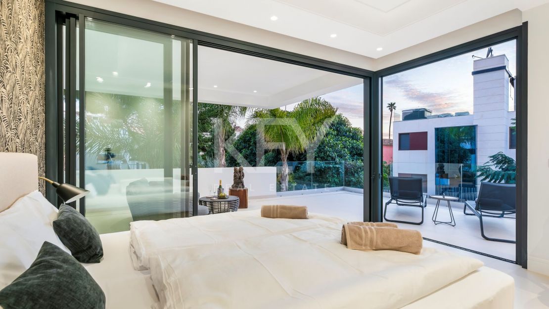 Contemporary beachside Villa with rooftop terrace, heated pool, and panoramic sea views close to Puerto Banús in Rio Verde, Marbella Golden Mile