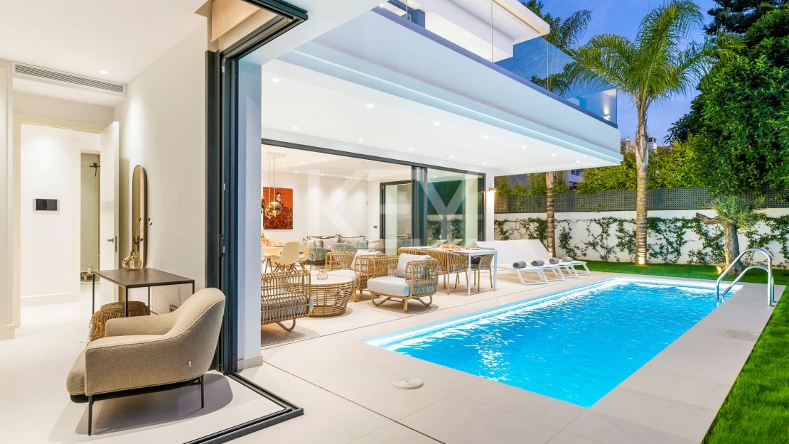 Contemporary beachside Villa with rooftop terrace, heated pool, and panoramic sea views close to Puerto Banús in Rio Verde, Marbella Golden Mile