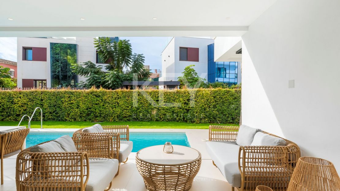 Contemporary beachside Villa with rooftop terrace, heated pool, and panoramic sea views close to Puerto Banús in Rio Verde, Marbella Golden Mile