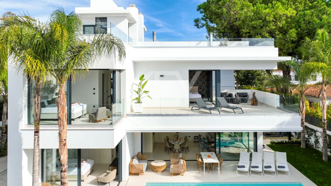 Contemporary beachside Villa with rooftop terrace, heated pool, and panoramic sea views close to Puerto Banús in Rio Verde, Marbella Golden Mile
