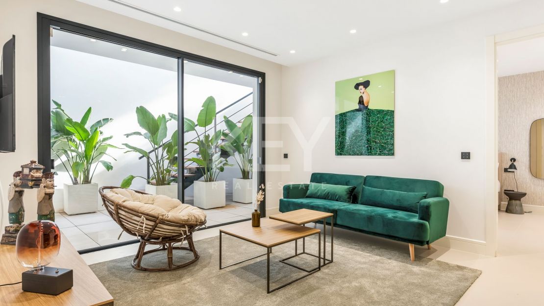 Contemporary beachside Villa with rooftop terrace, heated pool, and panoramic sea views close to Puerto Banús in Rio Verde, Marbella Golden Mile