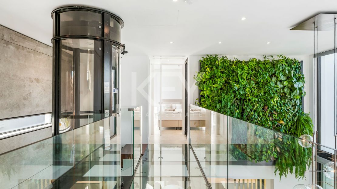 Modern Villa with Private Pool and Rooftop Terrace in Marbella's Golden Mile