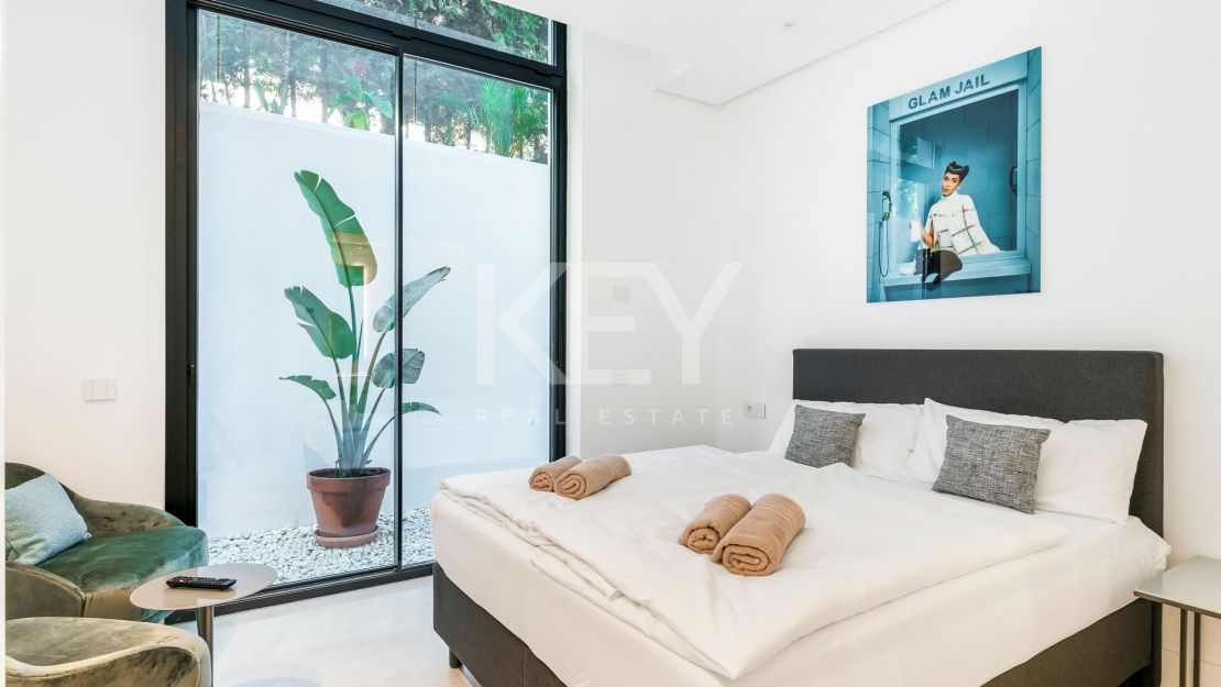 Modern Villa with Private Pool and Rooftop Terrace in Marbella's Golden Mile