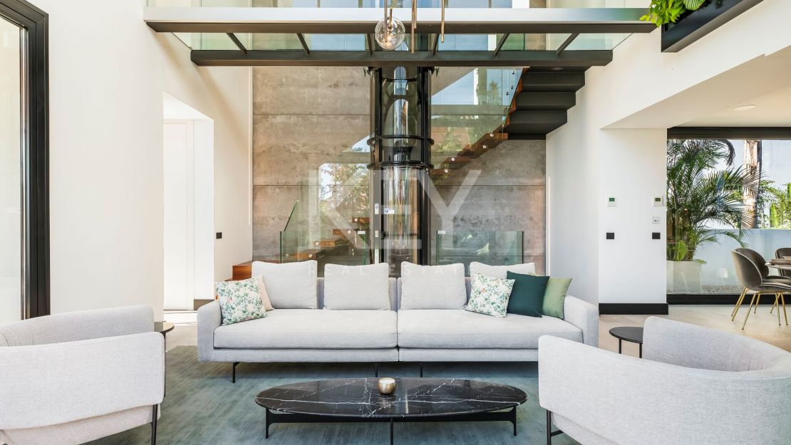 Modern Villa with Private Pool and Rooftop Terrace in Marbella's Golden Mile