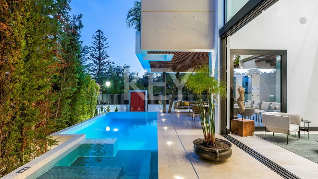 Modern Villa with Private Pool and Rooftop Terrace in Marbella's Golden Mile