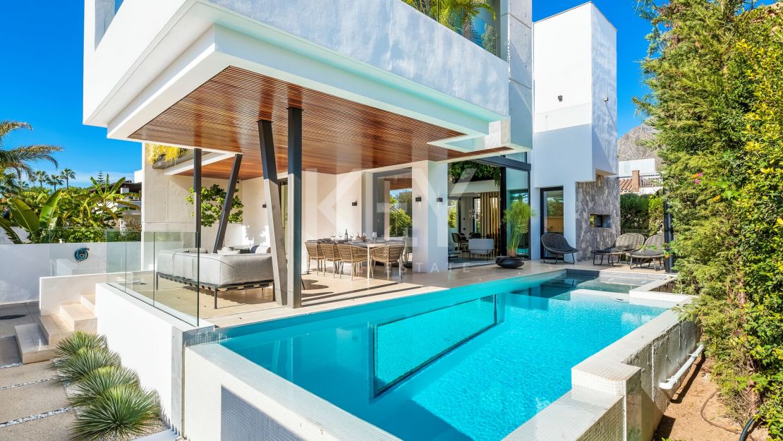 Modern Villa with Private Pool and Rooftop Terrace in Marbella's Golden Mile