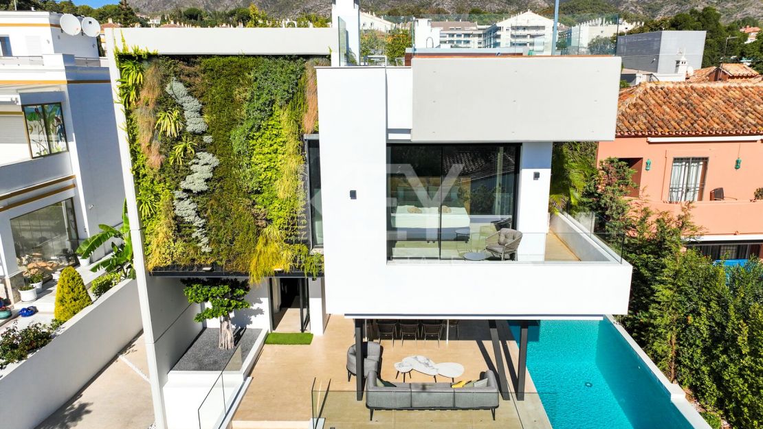 Modern Villa with Private Pool and Rooftop Terrace in Marbella's Golden Mile