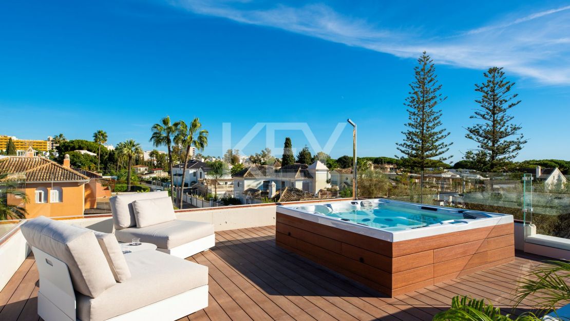 Modern Villa with Private Pool and Rooftop Terrace in Marbella's Golden Mile
