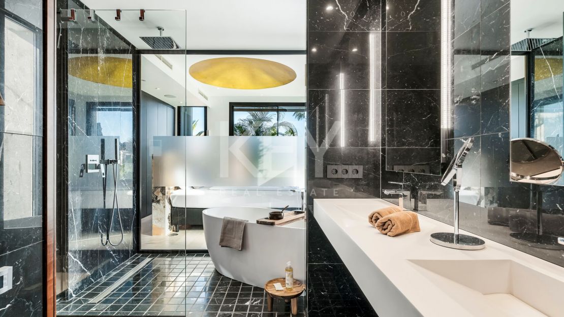 Modern Villa with Private Pool and Rooftop Terrace in Marbella's Golden Mile