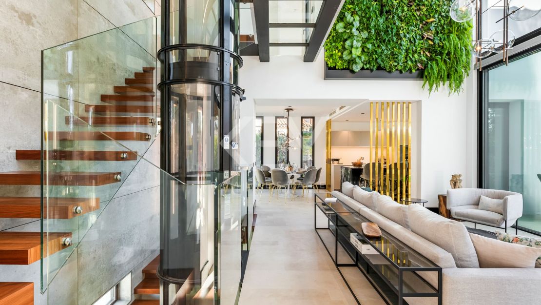 Modern Villa with Private Pool and Rooftop Terrace in Marbella's Golden Mile