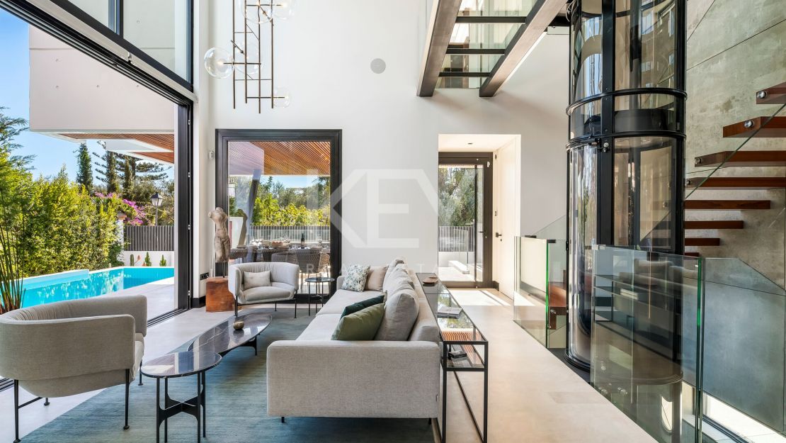 Modern Villa with Private Pool and Rooftop Terrace in Marbella's Golden Mile