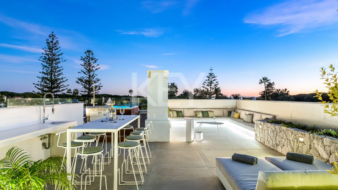 Modern Villa with Private Pool and Rooftop Terrace in Marbella's Golden Mile