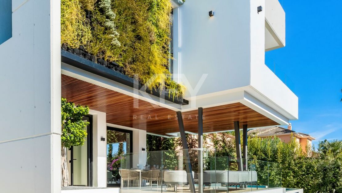 Modern Villa with Private Pool and Rooftop Terrace in Marbella's Golden Mile