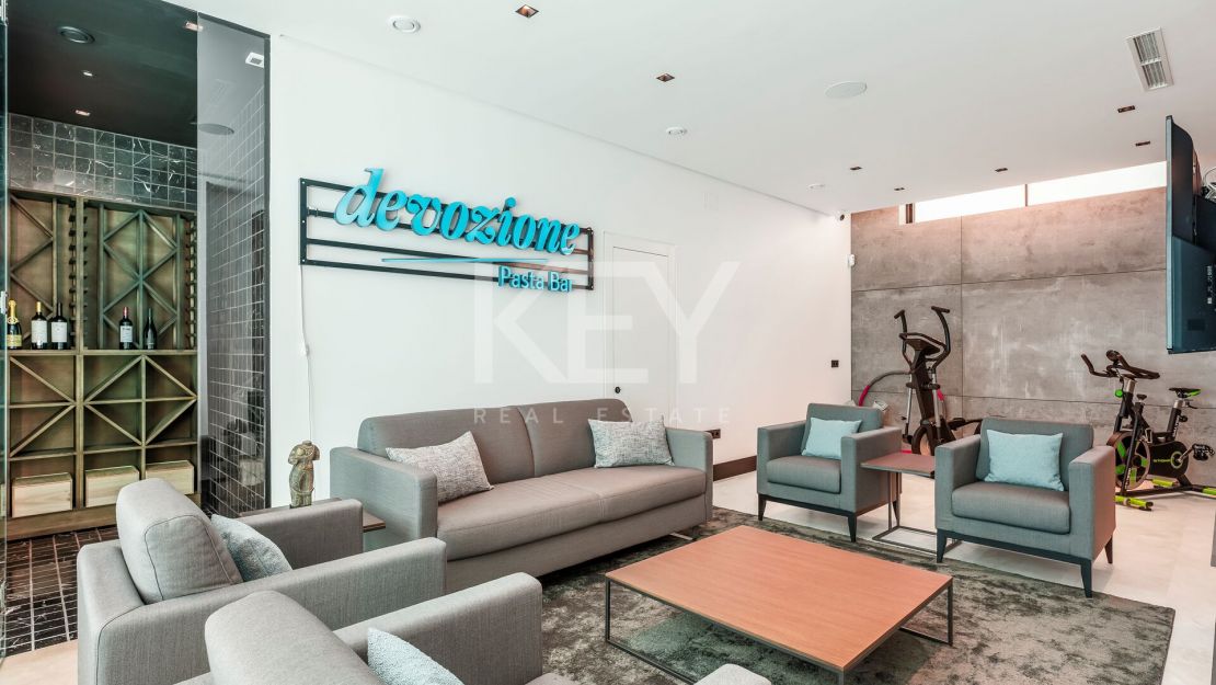 Modern Villa with Private Pool and Rooftop Terrace in Marbella's Golden Mile