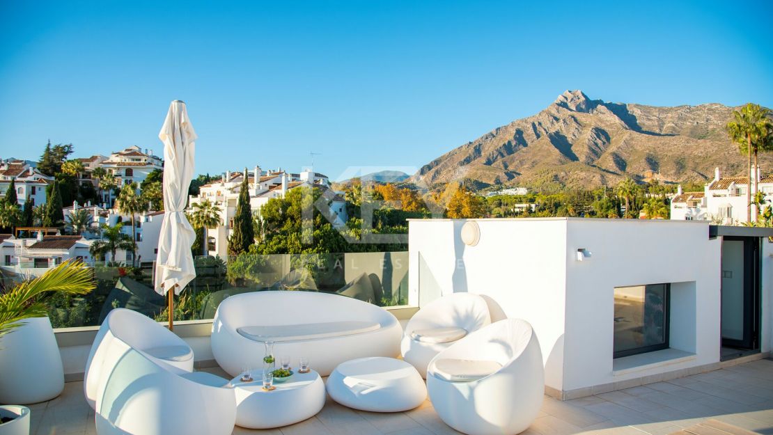 Exclusive villa with sea views and modern amenities near Puente Romano and Marbella Club on Marbella’s Golden Mile
