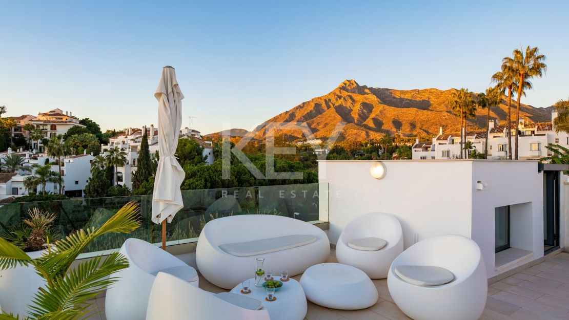 Exclusive villa with sea views and modern amenities near Puente Romano and Marbella Club on Marbella’s Golden Mile