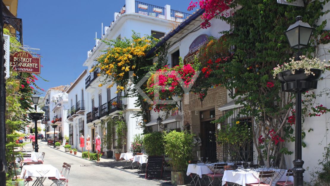 Exclusiva villa boutique con piscina infinita y solárium en Nueva Andalucía, Marbella