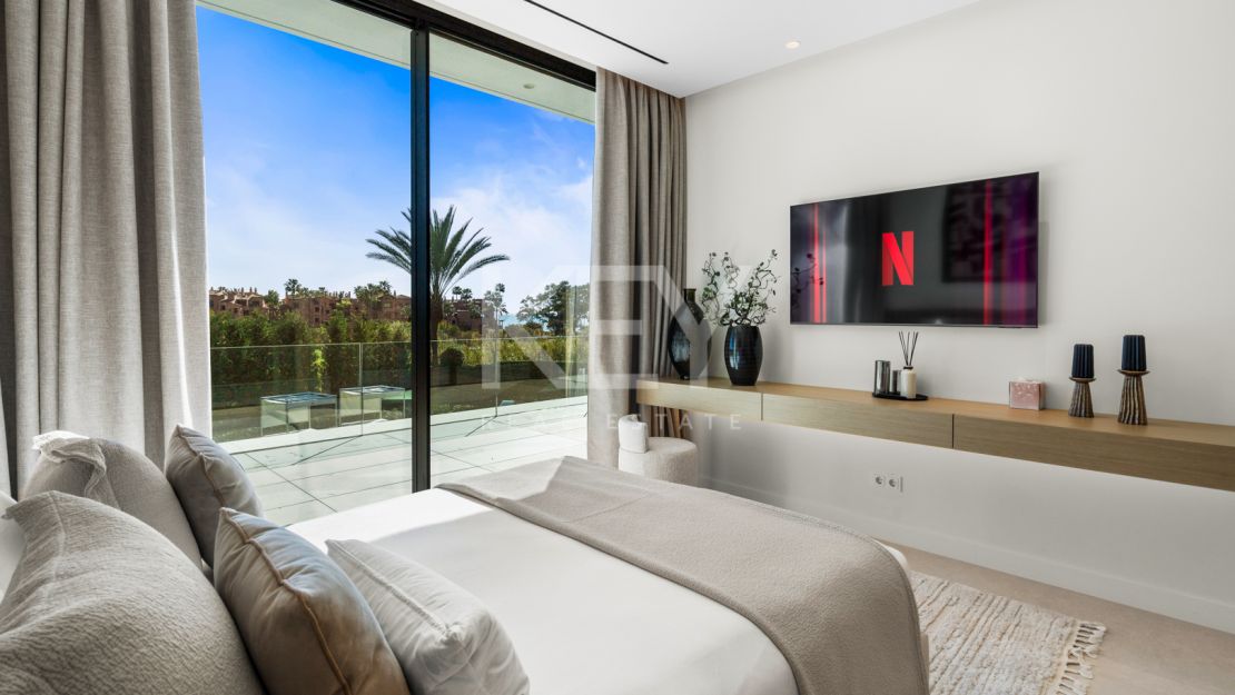 Luxurious second-line beach villa with stunning views and top amenities in Los Monteros Playa, Marbella East