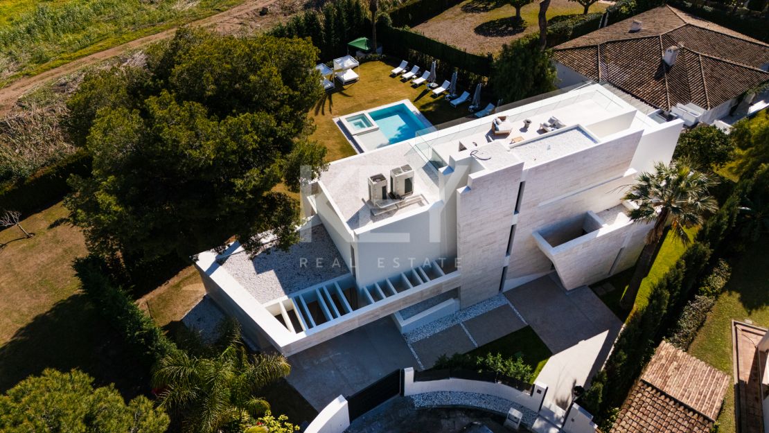 Luxurious second-line beach villa with stunning views and top amenities in Los Monteros Playa, Marbella East