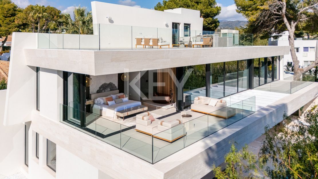 Luxurious second-line beach villa with stunning views and top amenities in Los Monteros Playa, Marbella East