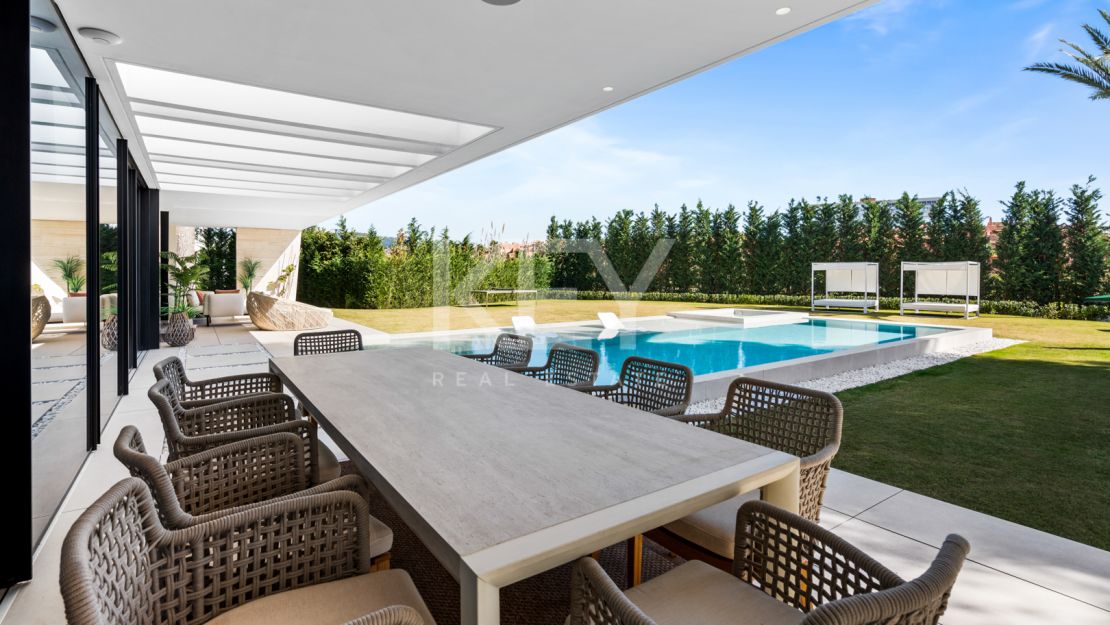 Luxurious second-line beach villa with stunning views and top amenities in Los Monteros Playa, Marbella East