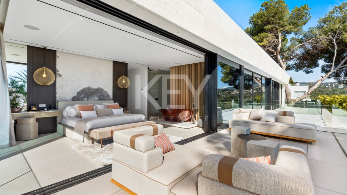 Luxurious second-line beach villa with stunning views and top amenities in Los Monteros Playa, Marbella East