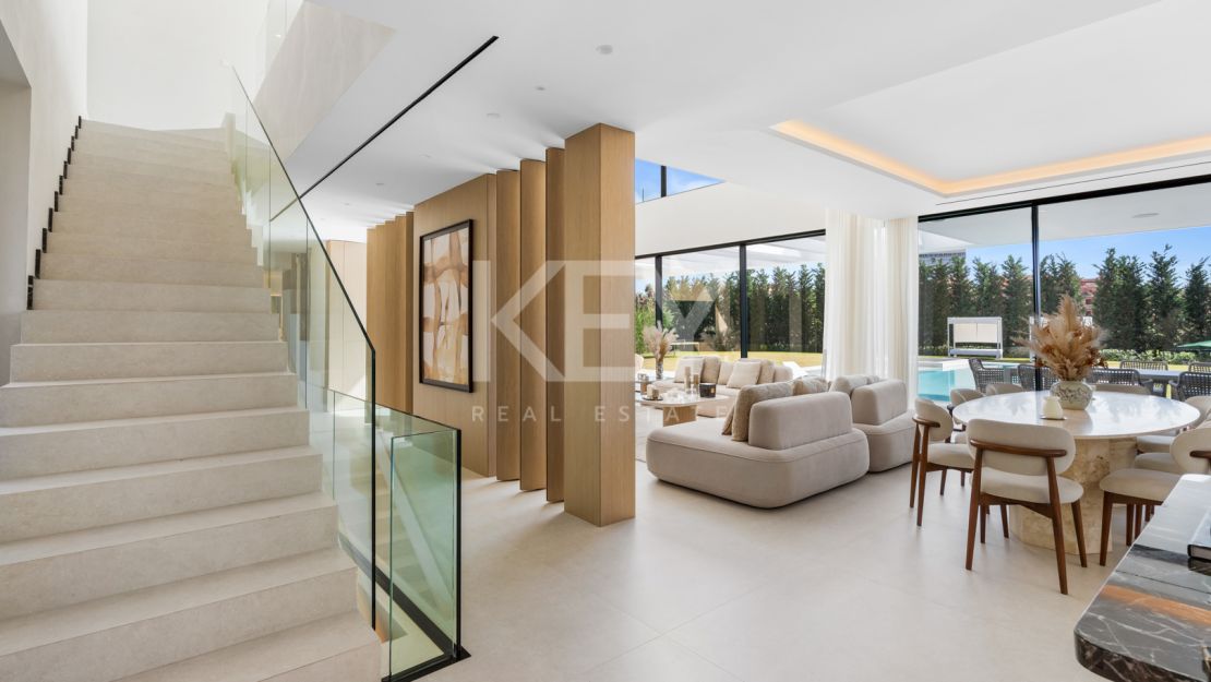 Luxurious second-line beach villa with stunning views and top amenities in Los Monteros Playa, Marbella East
