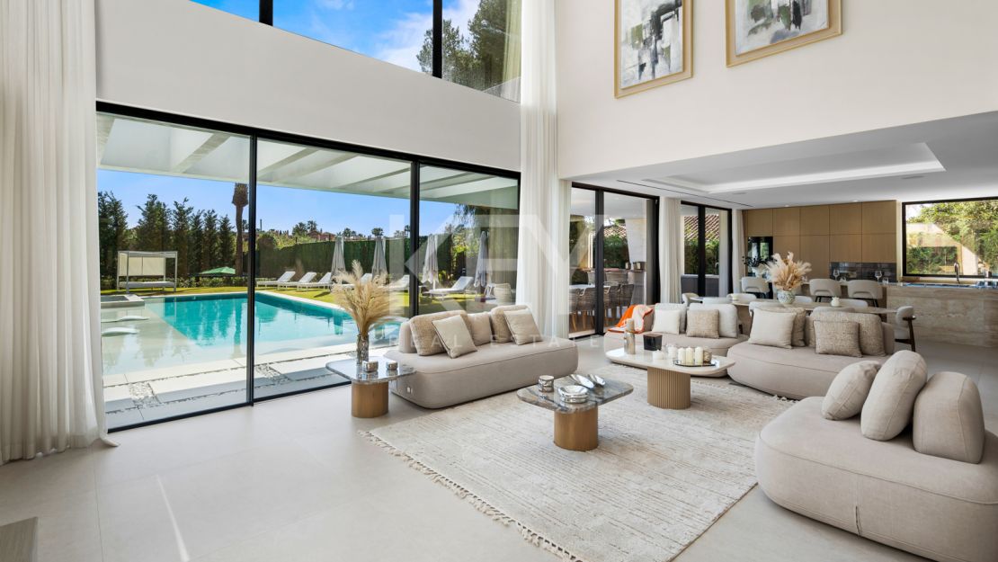 Luxurious second-line beach villa with stunning views and top amenities in Los Monteros Playa, Marbella East