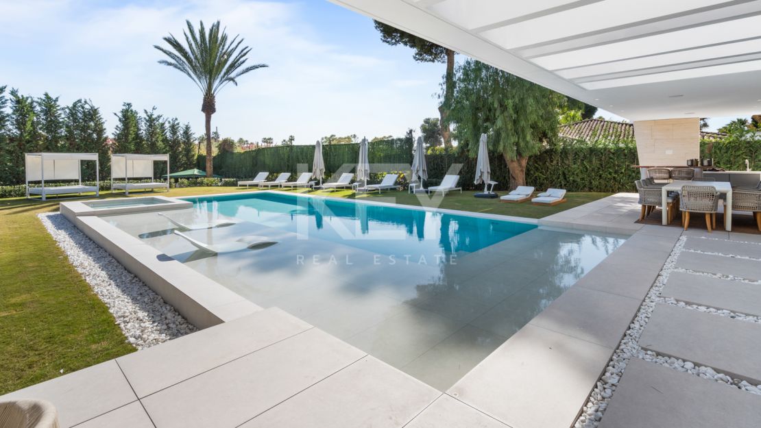 Luxurious second-line beach villa with stunning views and top amenities in Los Monteros Playa, Marbella East