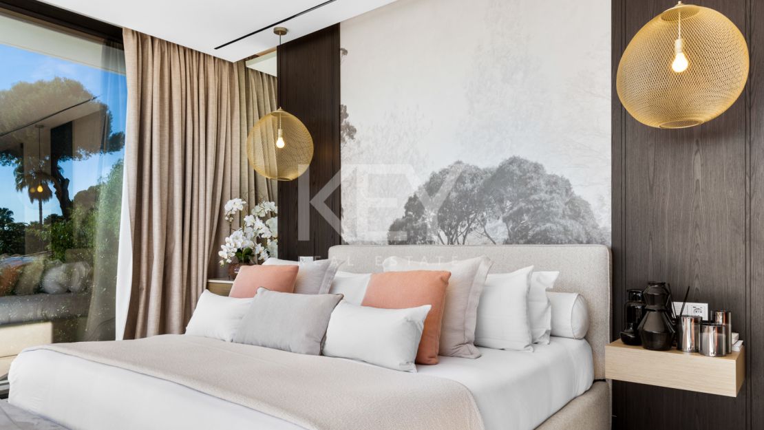 Luxurious second-line beach villa with stunning views and top amenities in Los Monteros Playa, Marbella East