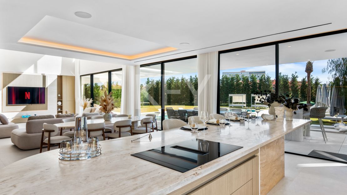 Luxurious second-line beach villa with stunning views and top amenities in Los Monteros Playa, Marbella East