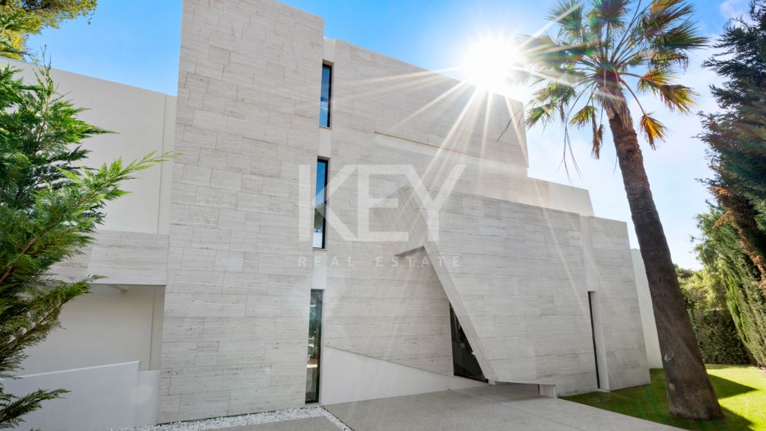 Luxurious second-line beach villa with stunning views and top amenities in Los Monteros Playa, Marbella East