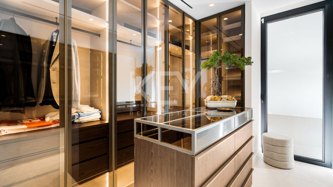 Luxurious second-line beach villa with stunning views and top amenities in Los Monteros Playa, Marbella East