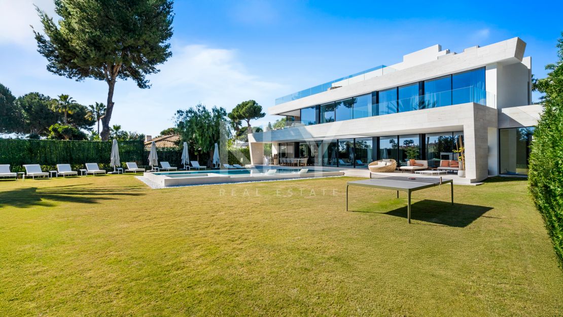 Luxurious second-line beach villa with stunning views and top amenities in Los Monteros Playa, Marbella East