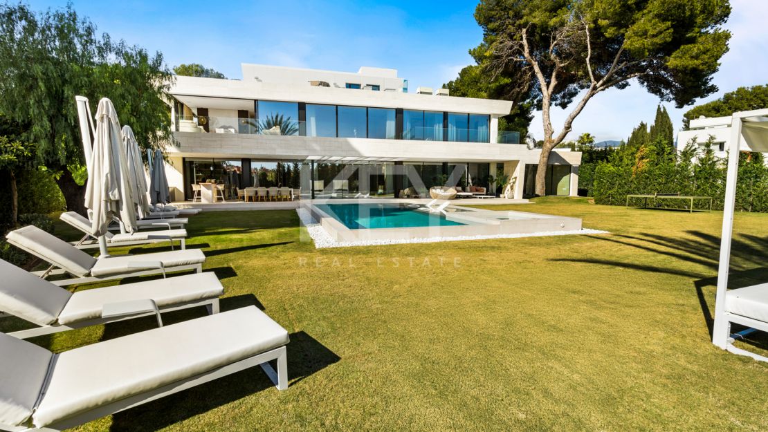 Luxurious second-line beach villa with stunning views and top amenities in Los Monteros Playa, Marbella East