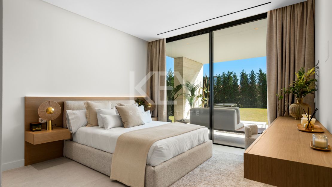 Luxurious second-line beach villa with stunning views and top amenities in Los Monteros Playa, Marbella East