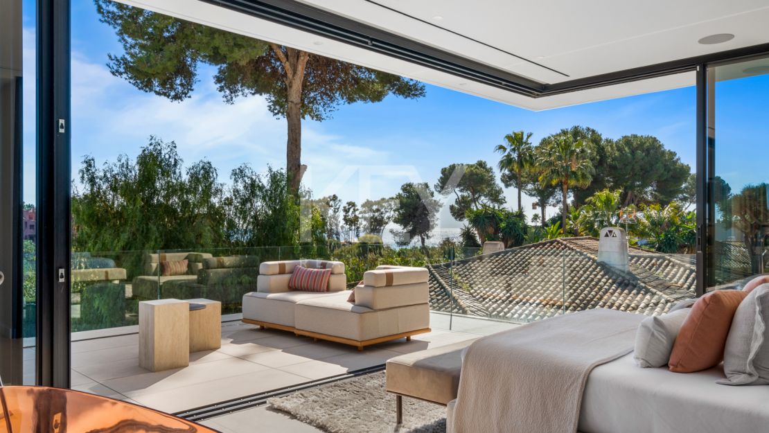 Luxurious second-line beach villa with stunning views and top amenities in Los Monteros Playa, Marbella East