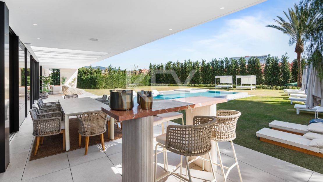 Luxurious second-line beach villa with stunning views and top amenities in Los Monteros Playa, Marbella East