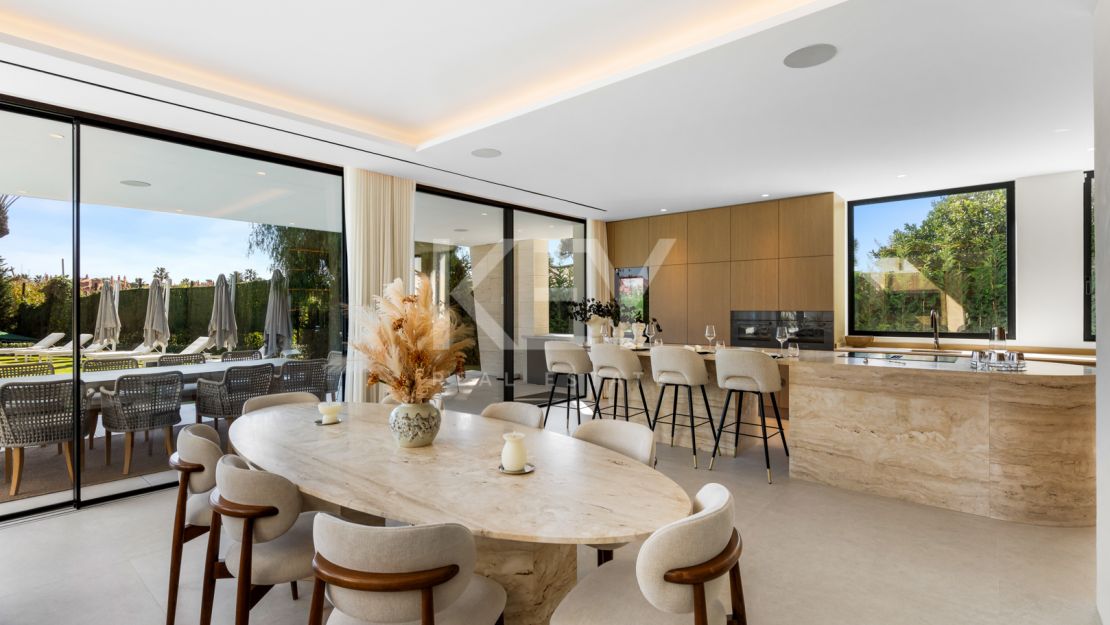 Luxurious second-line beach villa with stunning views and top amenities in Los Monteros Playa, Marbella East