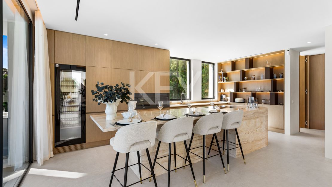 Luxurious second-line beach villa with stunning views and top amenities in Los Monteros Playa, Marbella East