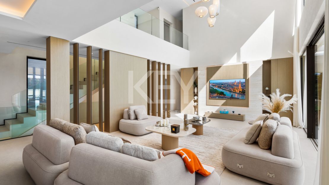 Luxurious second-line beach villa with stunning views and top amenities in Los Monteros Playa, Marbella East