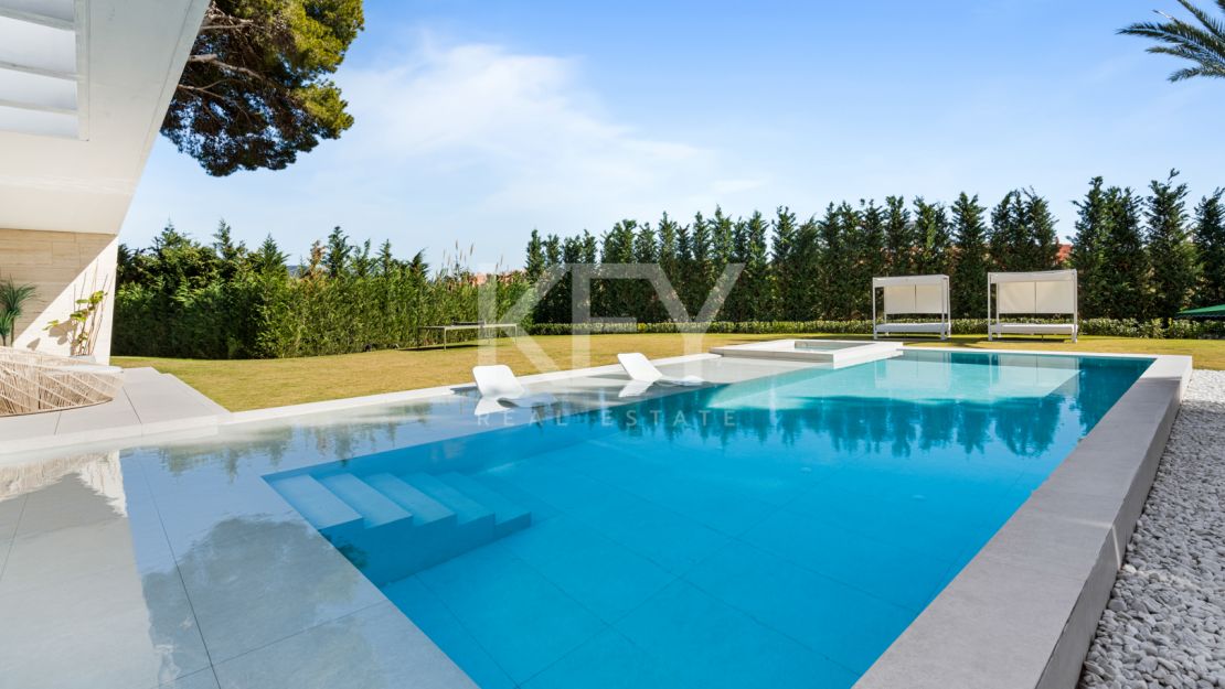 Luxurious second-line beach villa with stunning views and top amenities in Los Monteros Playa, Marbella East