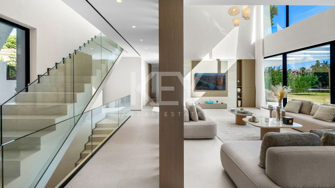 Luxurious second-line beach villa with stunning views and top amenities in Los Monteros Playa, Marbella East