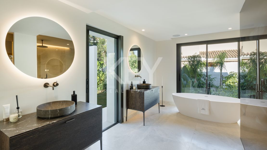 Luxurious contemporary villa in Las Brisas Golf, Nueva Andalucia