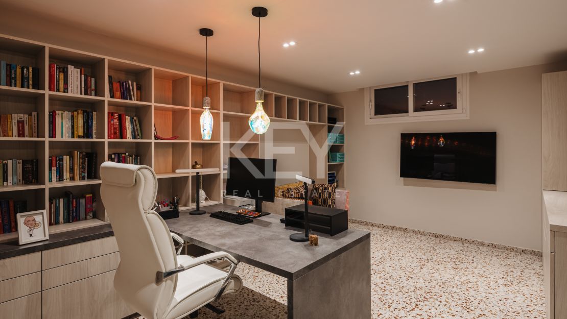 Sophisticated Villa with solarium and sea views in Nagüeles, Marbella Golden Mile